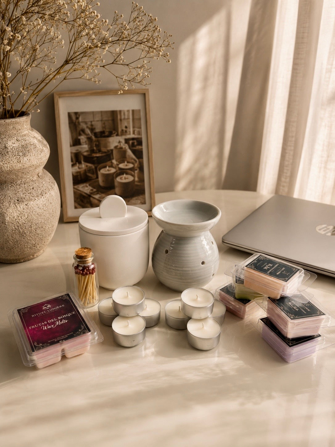 Pack Lumière de Bienvenida con vela artesanal, wax melts, mini wax melts, quemador de cerámica, velitas de té y regalos sorpresa