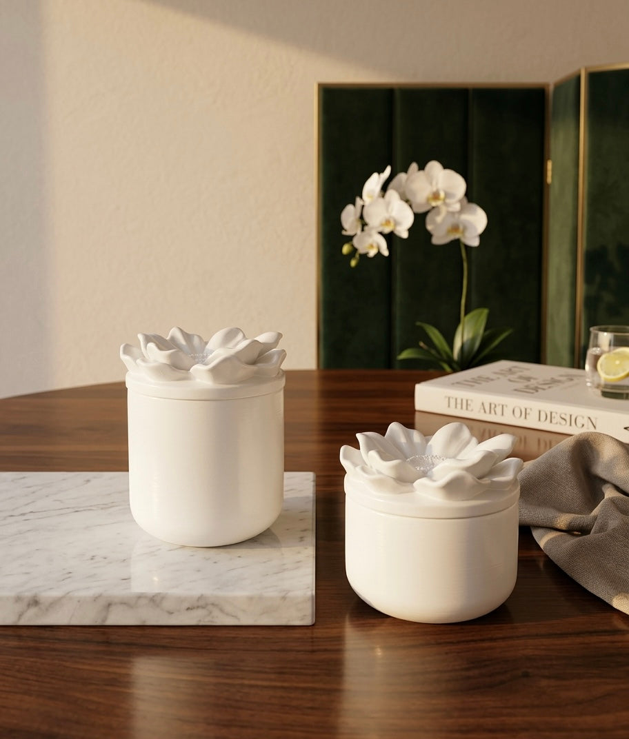 Pack regalo de dos velas artesanales LUMIÈRE DUO sobre mesa de madera, cera de soja y coco, Rituel Lumière