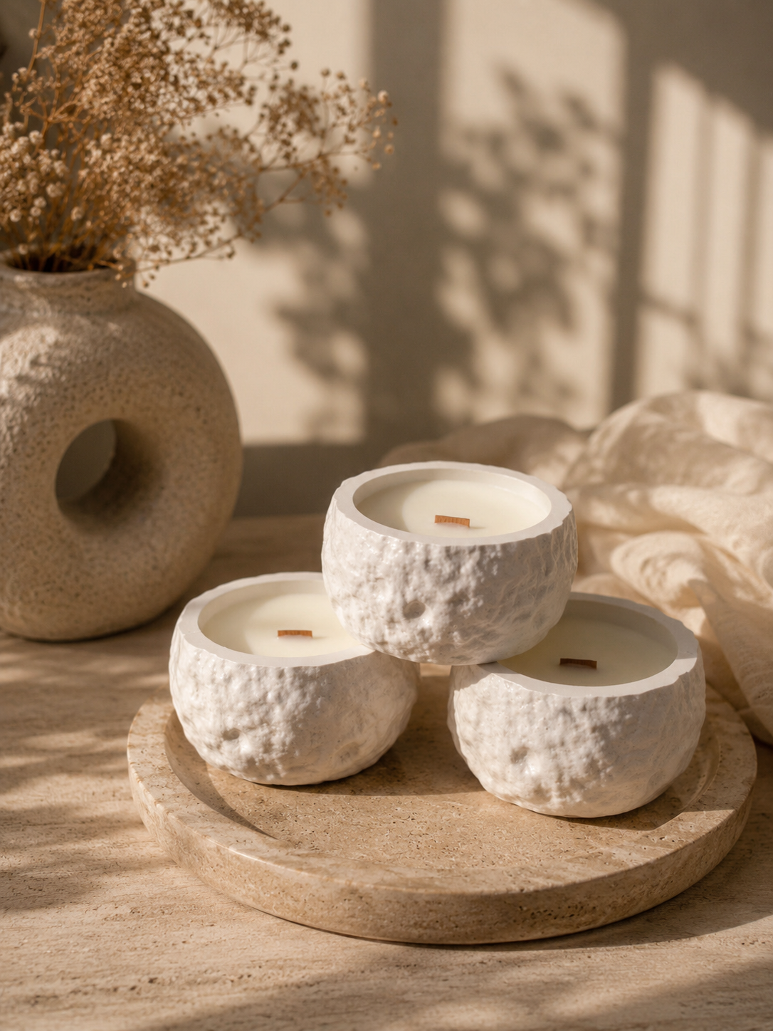 Tres velas artesanales LUMIERE IVOIRE aroma Leche Caliente en recipientes de resina cerámica blanca texturizada con mecha de madera · vela de soja y coco · Rituel Lumière Málaga