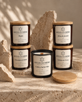 Foto de las cinco velas: «Velas artesanales Lumière D'été de cera de soja y coco en cinco aromas, en recipientes oscuros con tapas de madera».