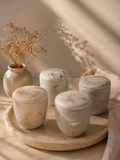 Cuatro velas artesanales LUMIÈRE DOCE en recipiente cerámico blanco con tapa y detalles dorados · vela de soja y coco con mecha de madera · Rituel Lumière Málaga