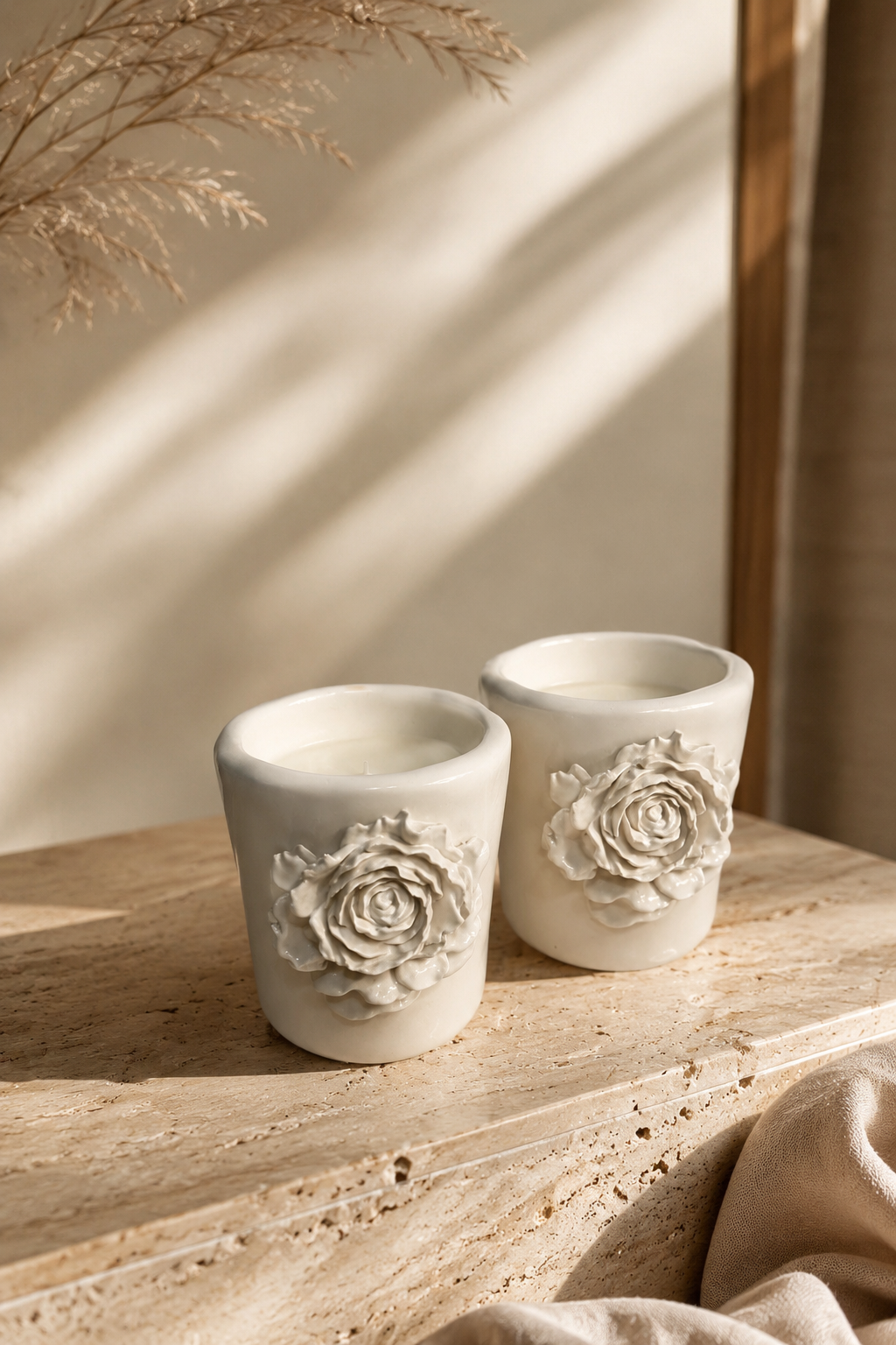 Dos velas LUMIERE ECLAT nuevo recipiente cerámico artesanal con rosa en relieve · vela aromática de soja y coco · hecha a mano en Málaga · Rituel Lumière