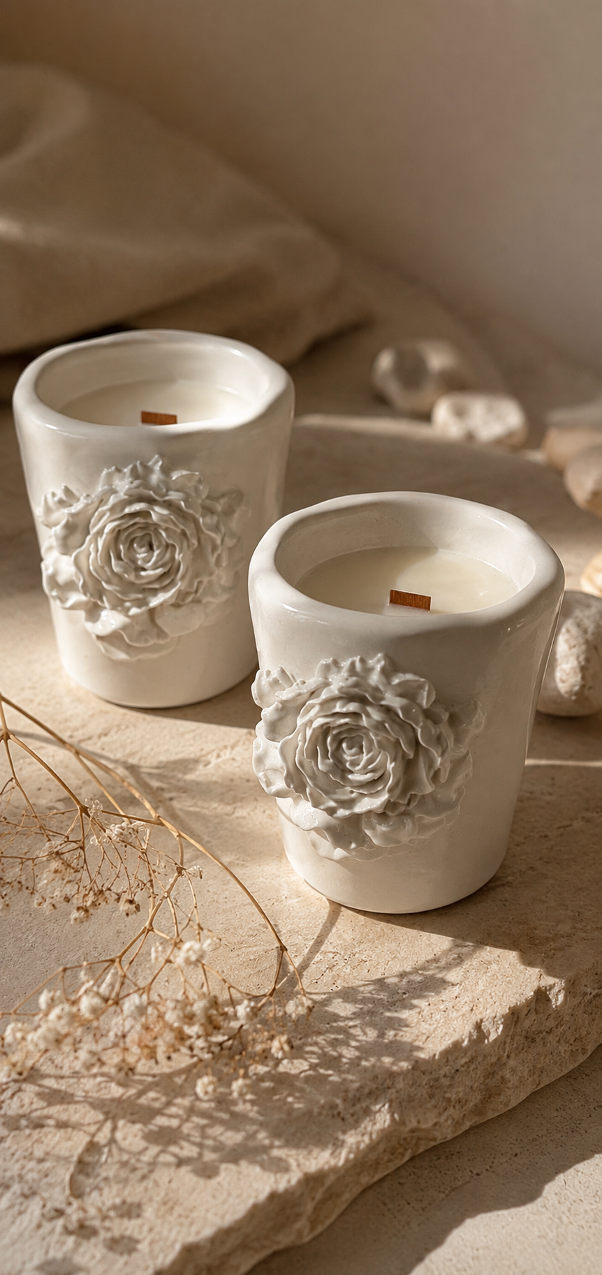 Dos velas artesanales LUMIERE ECLAT en recipiente cerámico blanco con rosa en relieve y mecha de madera · vela de soja y coco · Rituel Lumière Málaga