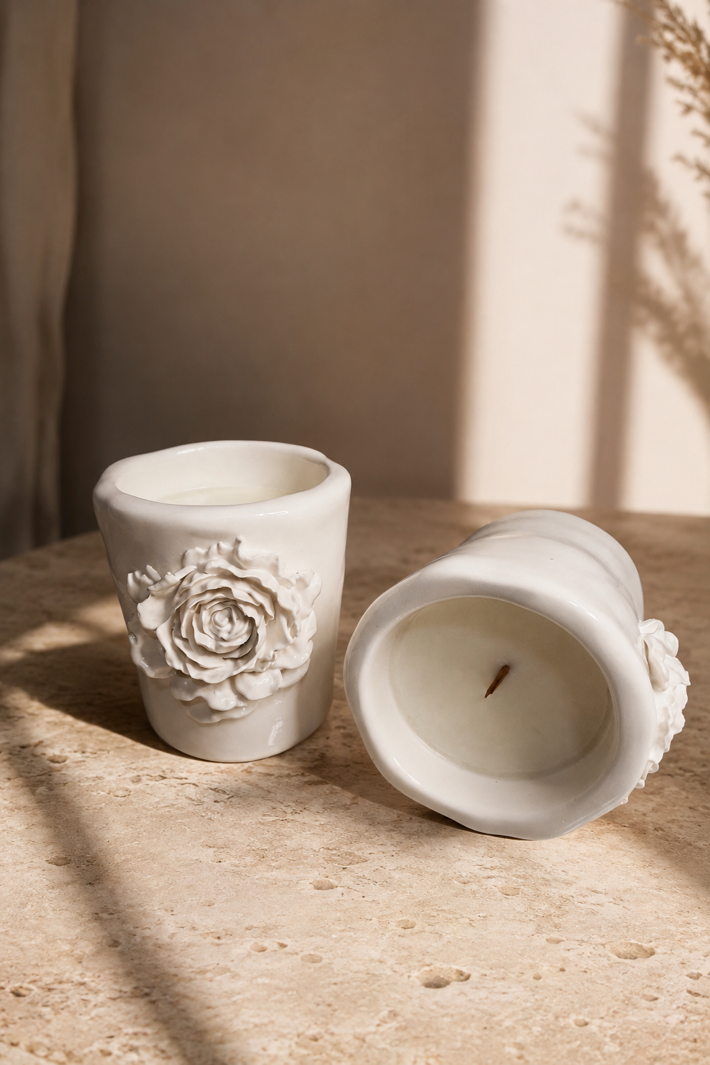 Vela artesanal LUMIERE ECLAT nuevo recipiente cerámico con rosa esculpida a mano · interior con cera de soja y coco y mecha de madera · vela decorativa · Rituel Lumière