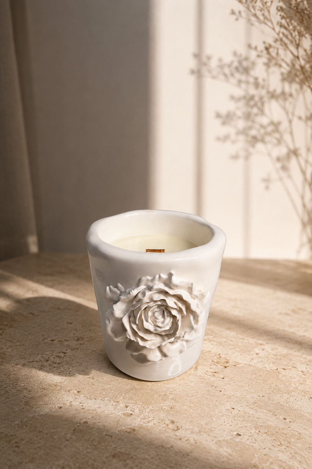 Vela artesanal LUMIERE ECLAT con rosa en relieve esculpida a mano · recipiente cerámico blanco · cera de soja y coco · mecha de madera · vela aromática · Rituel Lumière